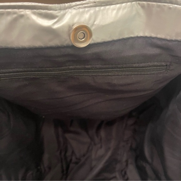 ULTIMATE SILVER SKIES PUFFER TRAVEL TOTE!! The ideal bag!!!! - Picture 9 of 11